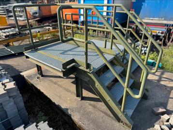 2x Industriële toegangstrappen met werkplatform / bordes beschikbaar voor biedingen