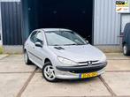 Peugeot 206 1.4 Gentry (Automaat+AIRCO+NAP+TREKHAAK), Auto's, Peugeot, Origineel Nederlands, Te koop, Zilver of Grijs, 5 stoelen