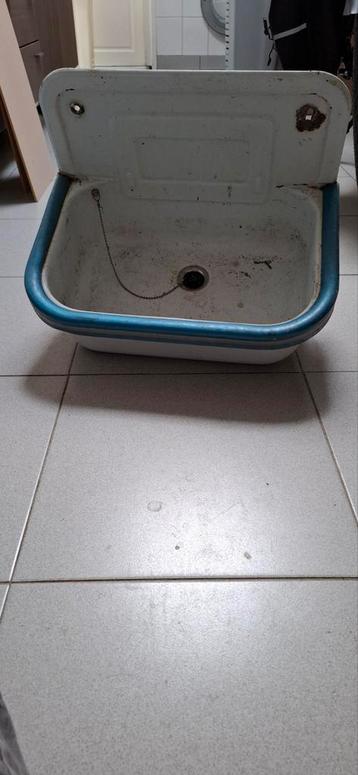 Vintage Wastafel met Blauwe Rand beschikbaar voor biedingen