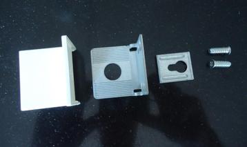 Te koop beslag voor een Lack TV-meubel van Ikea (2 stuks). beschikbaar voor biedingen