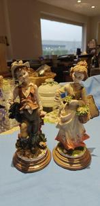 Beeldjes koppel jong stel Capodimonte, Verzamelen, Beelden en Beeldjes, Ophalen of Verzenden, Zo goed als nieuw, Mens