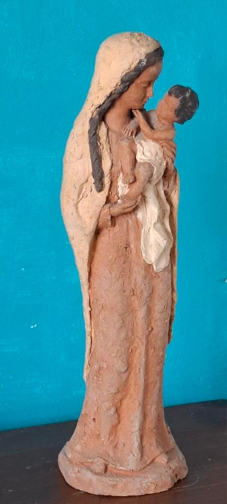 Maria met kindje Jezus. Terra-cotta.  Ca '50. 31 cm., Verzamelen, Religie, Zo goed als nieuw, Christendom | Katholiek, Beeld(je)