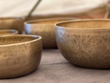 Oude antieke Himalaya klankschalen  beschikbaar voor biedingen