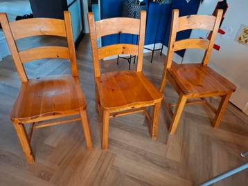 Houten stoelen (3 stuks) beschikbaar voor biedingen
