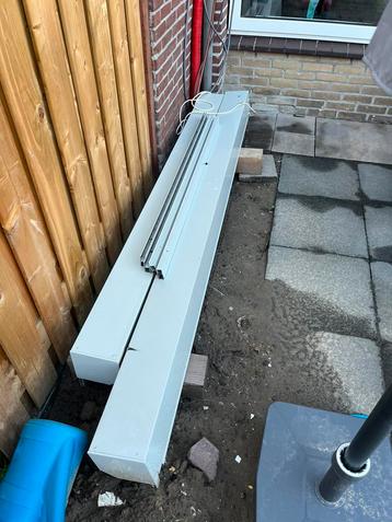Grijze rolluiken beschikbaar voor biedingen