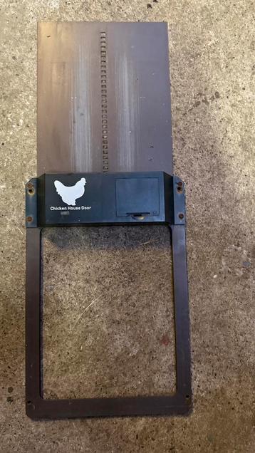 Automatische kippen deur beschikbaar voor biedingen