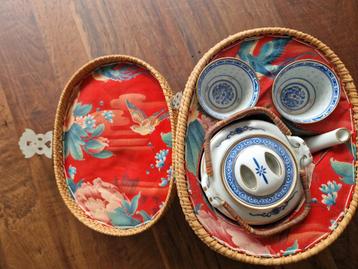 Chinese porseleinen theeset in rieten mand beschikbaar voor biedingen