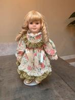 Prachtige oude pop op standaard, Ophalen of Verzenden