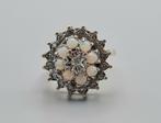 Gouden Vintage ring medelsteen opaal en diamant. 2023/476.