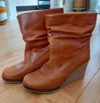 PIURE cognac kleurige enkellaarsjes  met sleehak maat 38, Kleding | Dames, Schoenen, Lage of Enkellaarzen, Ophalen of Verzenden