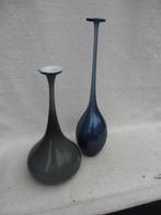 Twee Scandinavische "Longneck" vazen o.a. Kosta Boda, Antiek en Kunst, Antiek | Glas en Kristal, Ophalen of Verzenden