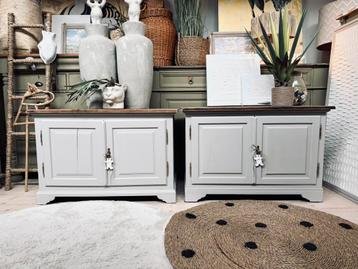 2 grote bijzettafels dressoir commode nachtkasten linnenkast beschikbaar voor biedingen