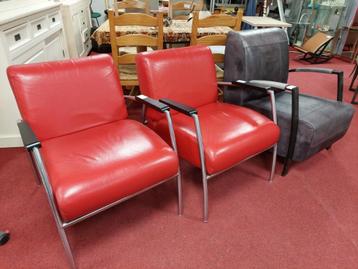 2 rood lederen moderne fauteuils beschikbaar voor biedingen