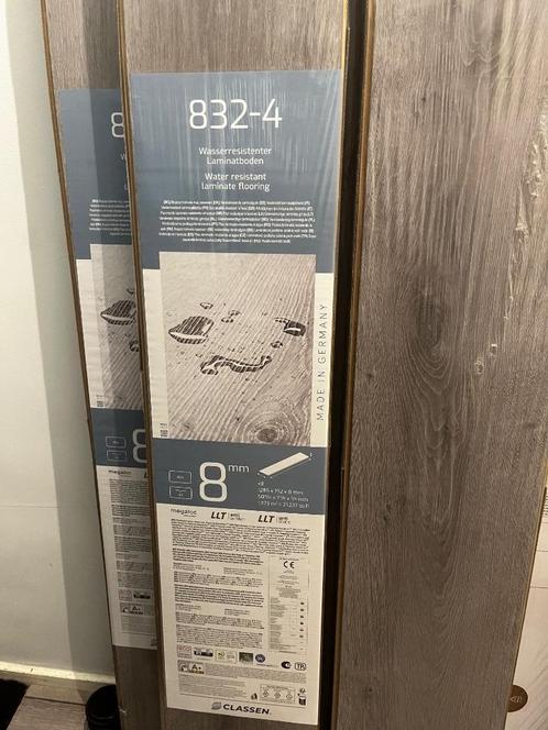 Laminaat Waterbestendig grijsbruin eiken 5x + Plinten 9x, Huis en Inrichting, Stoffering | Vloerbedekking, Zo goed als nieuw, Laminaat