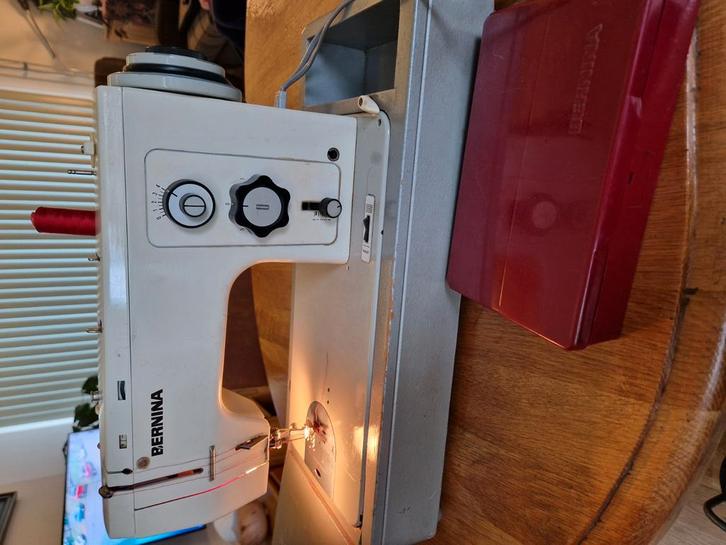 BERNINA Sem industriële inaaimachine 841, Hobby en Vrije tijd, Naaimachines en Toebehoren, Zo goed als nieuw, Naaimachine, Bernina