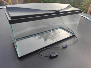 Aquarium met verlichting en pomp beschikbaar voor biedingen