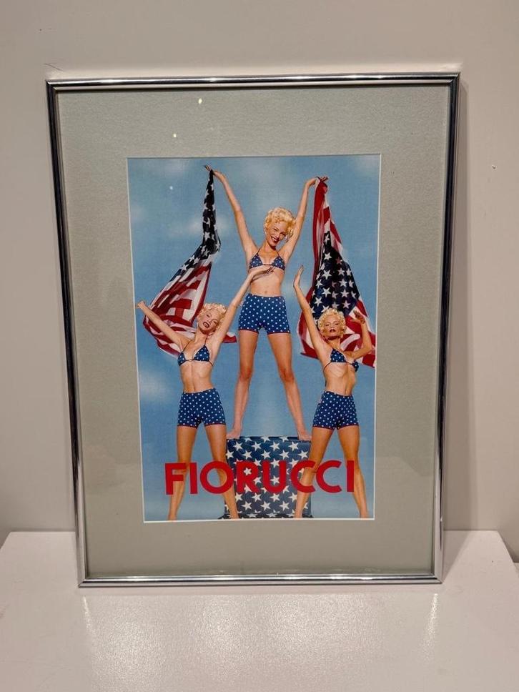 Original Fiorucci - America pinup flag | incl. frame, Verzamelen, Posters, Zo goed als nieuw, Reclame, A1 t/m A3, Rechthoekig Staand