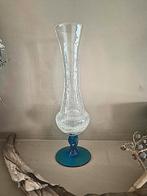 Vintage vaas op blauwe voet, Blauw, Ophalen of Verzenden, Minder dan 50 cm, Glas