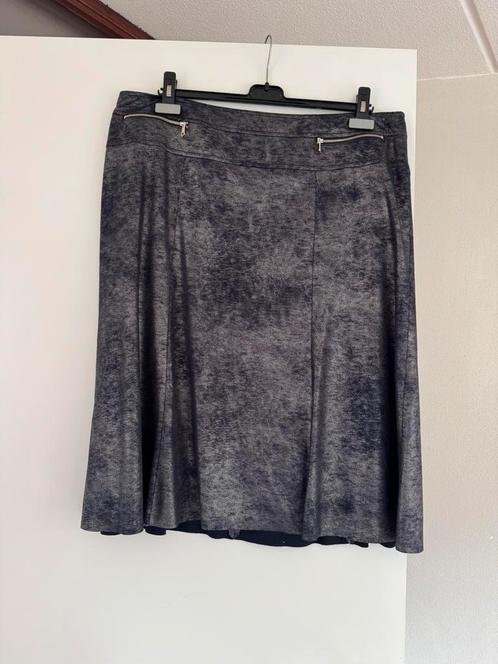 Een bijzonder en leuk rokje van heel soepel materiaal, Kleding | Dames, Rokken, Zo goed als nieuw, Maat 46/48 (XL) of groter, Paars