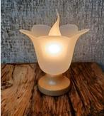 Vintage Tulp Tafellamp van Melkglas. Houten voet., Ophalen of Verzenden, Zo goed als nieuw, Glas, Minder dan 50 cm