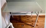 bureau stevig 1m bij 60cm Ikea glasplaat, Ophalen, Zo goed als nieuw, Bureau