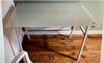 bureau stevig 1m bij 60cm Ikea glasplaat beschikbaar voor biedingen