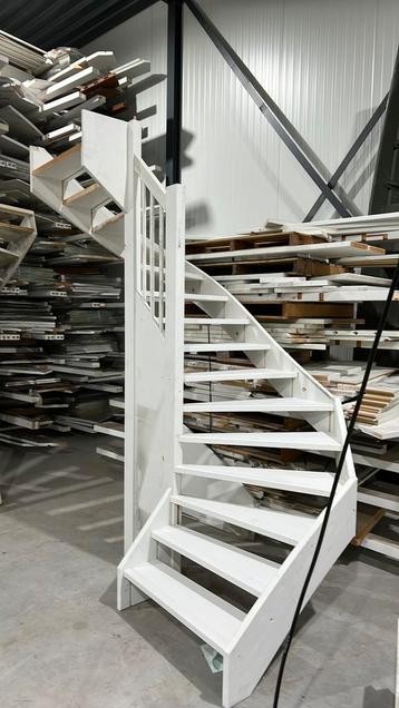 2 kwart trap 2900 hoog open beschikbaar voor biedingen