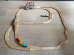 Houten treinbaan met station en brug, Ophalen of Verzenden, Zo goed als nieuw
