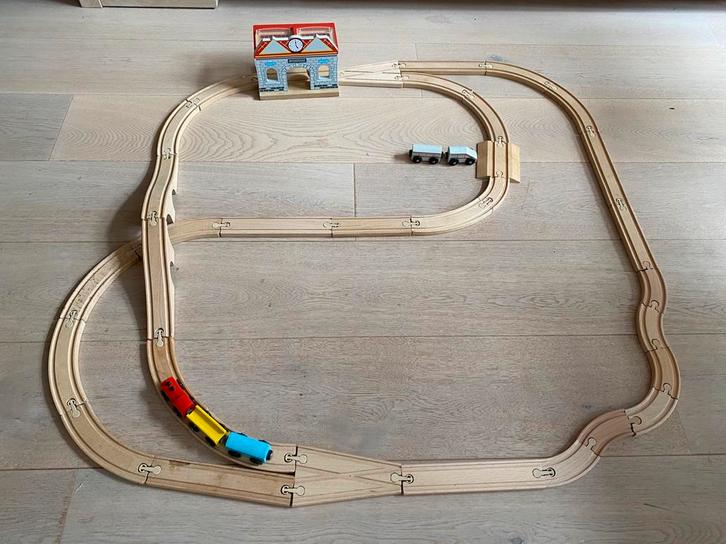 Houten treinbaan met station en brug, Kinderen en Baby's, Speelgoed | Houten speelgoed, Zo goed als nieuw, Ophalen of Verzenden