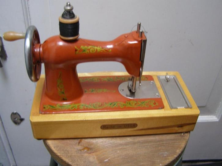Miniatuur hand naaimachine in doos Zeer stevig. 20x10 cm, Antiek en Kunst, Antiek | Speelgoed, Ophalen of Verzenden