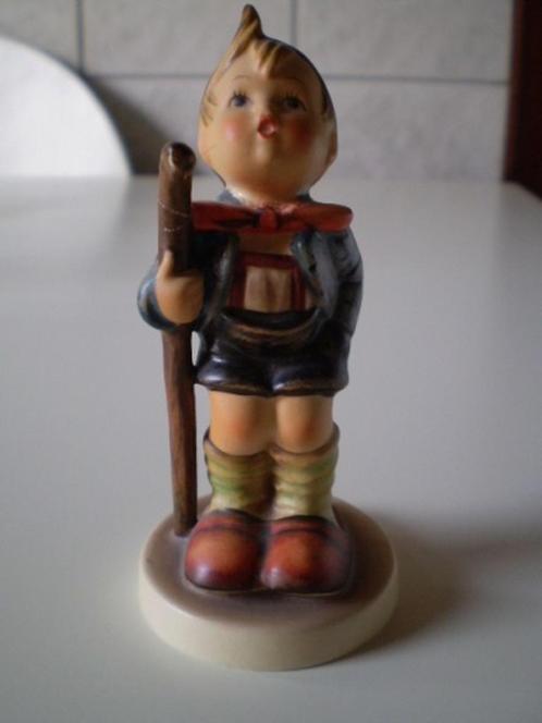 Hümmel (Goebel): jongetje met wandelstok.   16 2-0 da 81., Verzamelen, Beelden en Beeldjes, Gebruikt, Hummel, Ophalen of Verzenden