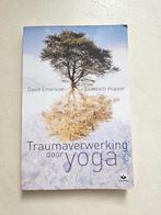 Traumaverwerking door yoga David Emerson, Ophalen of Verzenden, Zo goed als nieuw, Meditatie of Yoga, Instructieboek