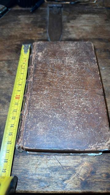 Antiek boek uit 1700 beschikbaar voor biedingen