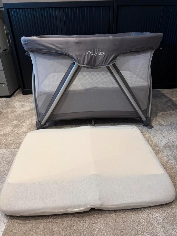 Nuna Sena Campingbedje + Matras - Zo Goed Als Nieuw!, Kinderen en Baby's, Babywiegjes en Ledikanten, Zo goed als nieuw, Reisbedje