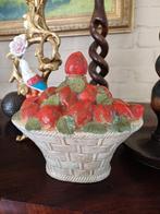 Brocante Aardbeien Karaf Italië barbotine vaasje fles dop, Antiek en Kunst, Ophalen of Verzenden