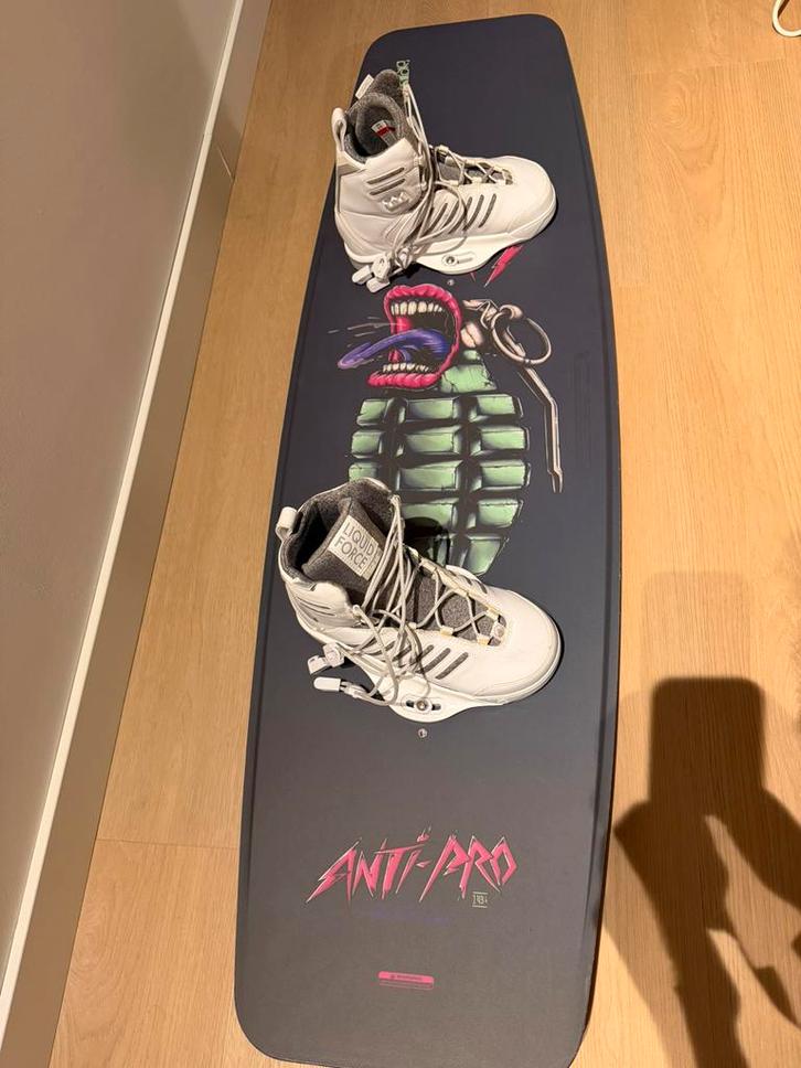 DUP Anti Pro wakeboard 143 + bindingen, Watersport en Boten, Wakeboarden, Zo goed als nieuw, Ophalen