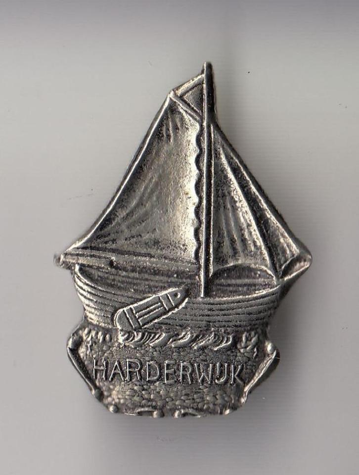 Harderwijk Zeilboot broche Scheepvaart, Verzamelen, Speldjes, Pins en Buttons, Gebruikt, Speldje of Pin, Overige onderwerpen, Ophalen of Verzenden