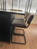 2 grijze velvet barstoelen mat zwart, Ophalen, Gebruikt, Met voetsteun, 60 tot 90 cm