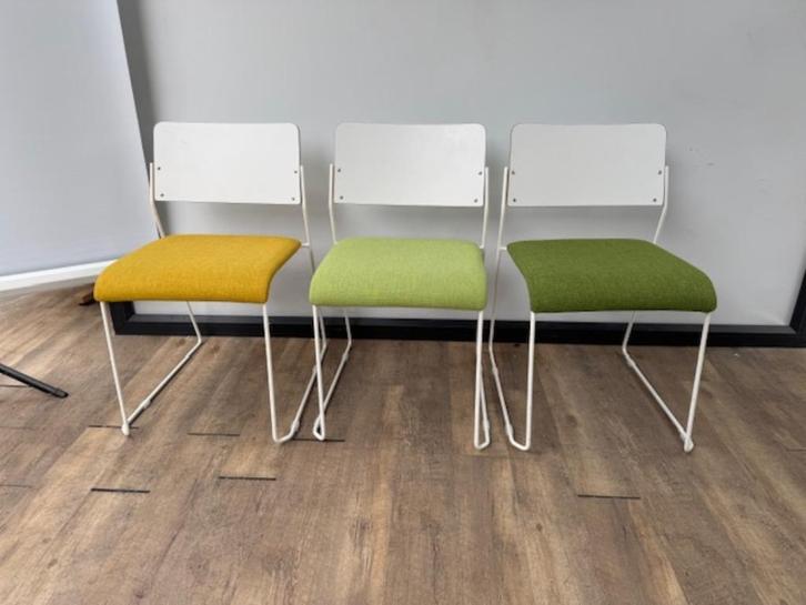 Stapelbare stoelen groen geel, Huis en Inrichting, Stoelen, Gebruikt, Vijf, Zes of meer stoelen, Stof, Overige kleuren, Ophalen of Verzenden