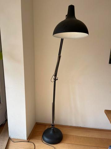 Zwarte sta lamp