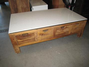 Modern mangohouten salontafel met natuursteen blad beschikbaar voor biedingen