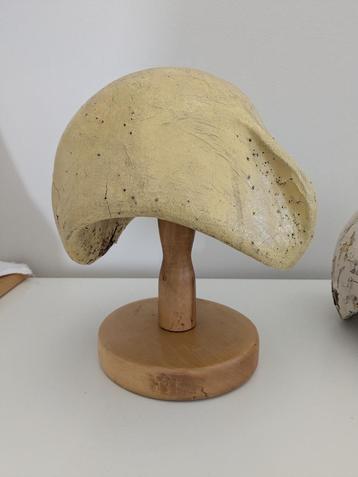Antieke , brocante hoedenmallen  beschikbaar voor biedingen