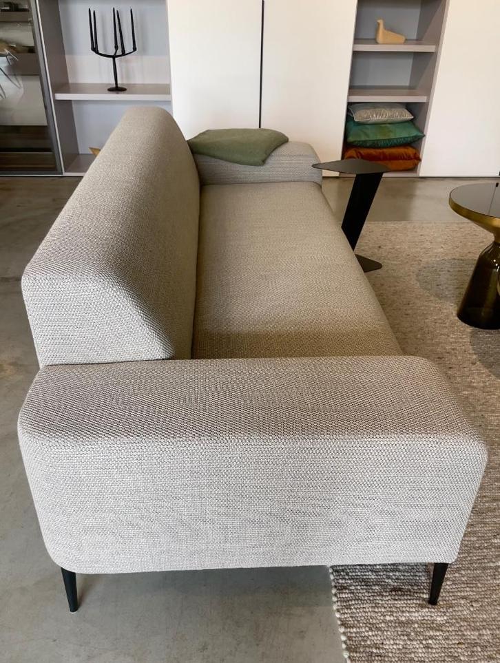 Nieuwe Koozo, Ellen rechte bank, beige stof, 243cm breed, Huis en Inrichting, Banken | Bankstellen, Nieuw, Rechte bank, Driepersoons