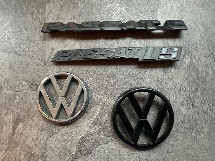 4 x Volkswagen VW embleem Passat LS C emblemen, Verzamelen, Merken en Reclamevoorwerpen, Gebruikt, Gebruiksvoorwerp, Ophalen of Verzenden