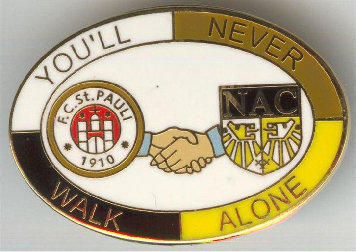 Pin voetbal NAC Breda - FC Sankt Pauli, Verzamelen, Speldjes, Pins en Buttons, Nieuw, Speldje of Pin, Sport, Ophalen of Verzenden