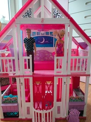 Zeer groot Barbiehuis met poppen en accessoires!  beschikbaar voor biedingen