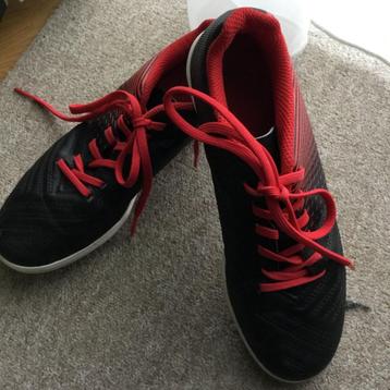 kipsta voetbal schoen zwart mt 34 (valt klein, eerder mt 33) beschikbaar voor biedingen