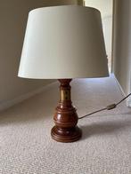 Tafellamp met houten voet, gebroken witte ovale kap, Huis en Inrichting, Lampen | Tafellampen, Hout, Zo goed als nieuw, 50 tot 75 cm