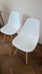 Gratis 2 eetkamer stoelen wit met houten poten, Huis en Inrichting, Stoelen, Gebruikt, Twee, Wit, Ophalen
