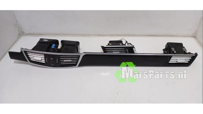 Luchtrooster Dashboard van een Mercedes E-Klasse, Auto-onderdelen, Dashboard en Schakelaars, Mercedes-Benz, Gebruikt, 3 maanden garantie